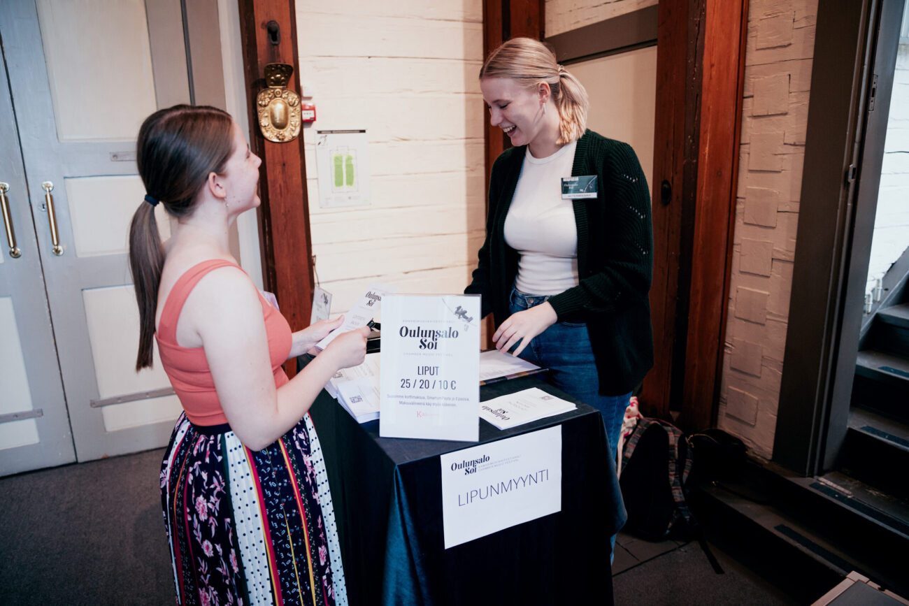 asiakas ostamassa konserttilippua