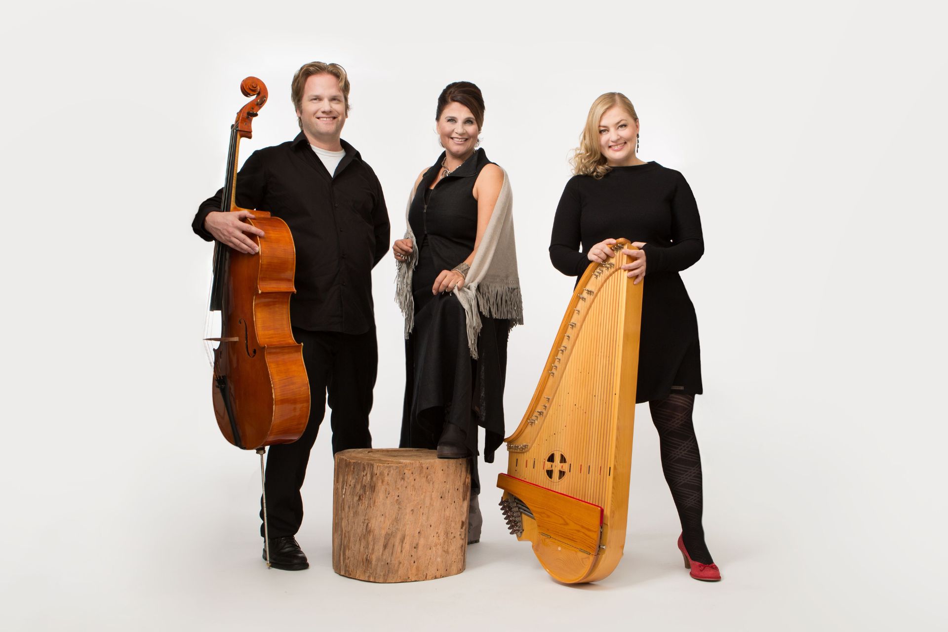 kolme muusikkoa, yhdellä on sello ja toisella kantele edessään