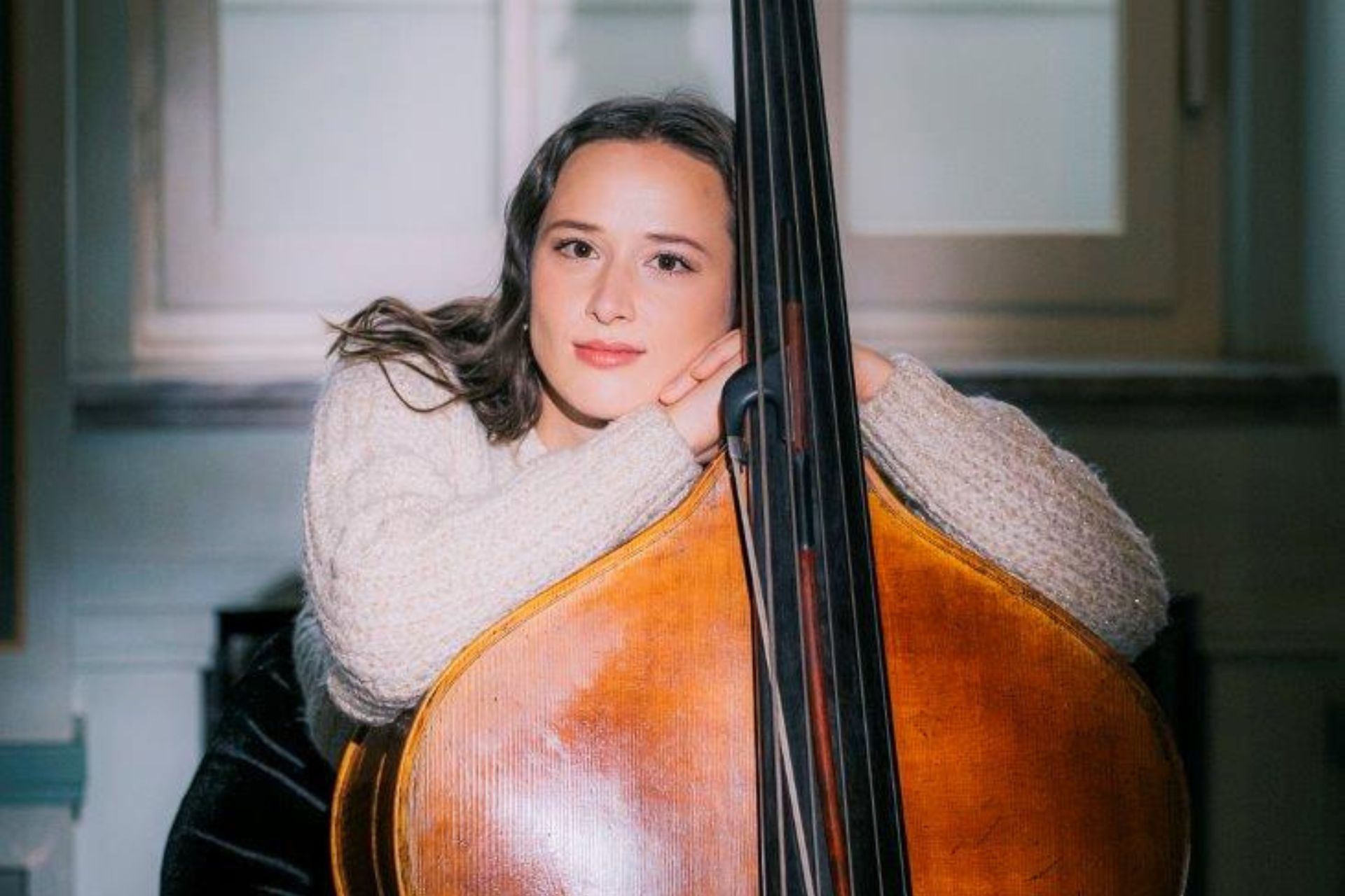 nainen nojaa kontrabassoon