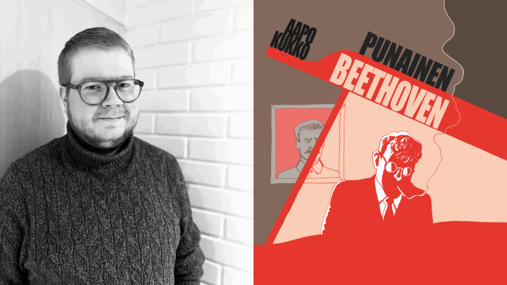 silmälasipäinen mies ja piirretty kuva Dmitri Shostakovitshista flyygelin äärellä