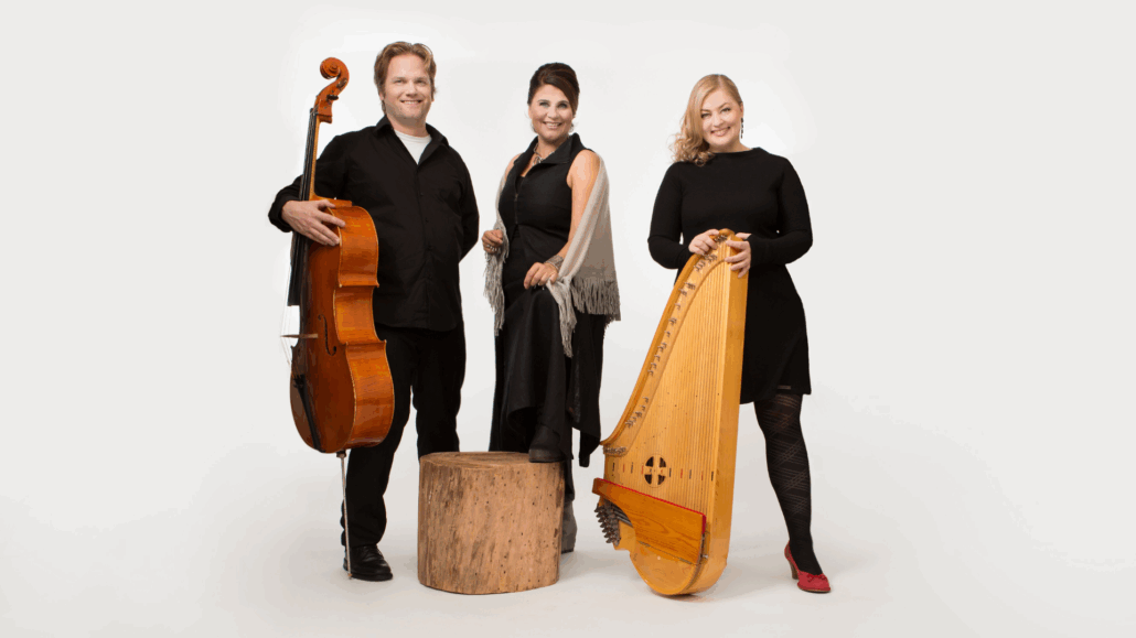 kolme muusikkoa, yhdellä on sello ja toisella kantele edessään