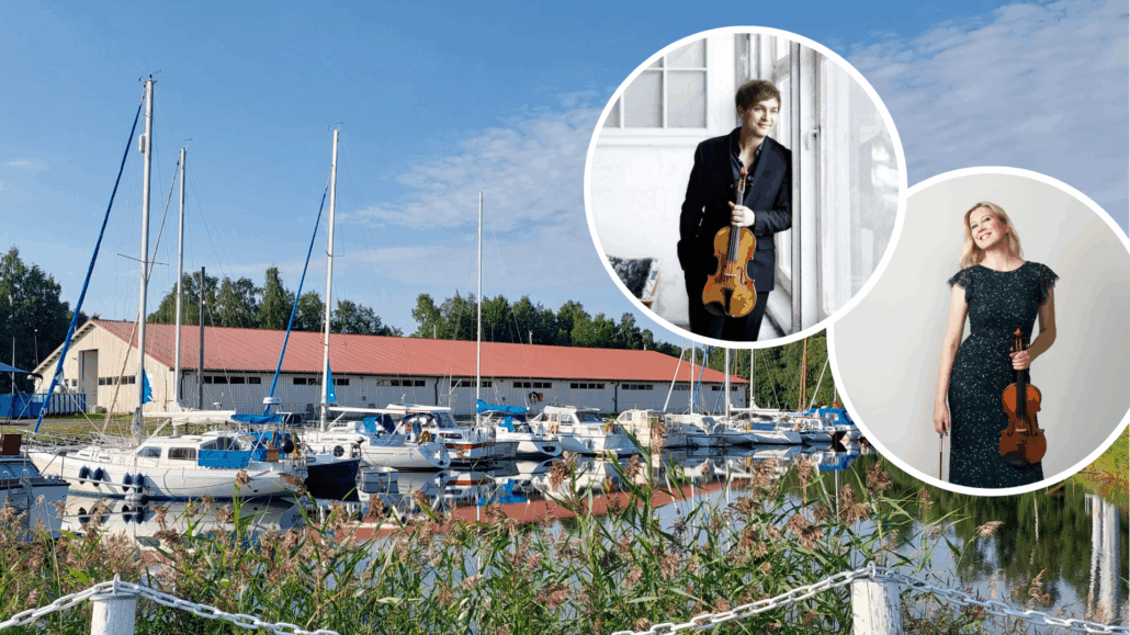vesimaisema ja veneitä valkoisen venehallin edessä sekä kaksi viulistia viulut kädessään