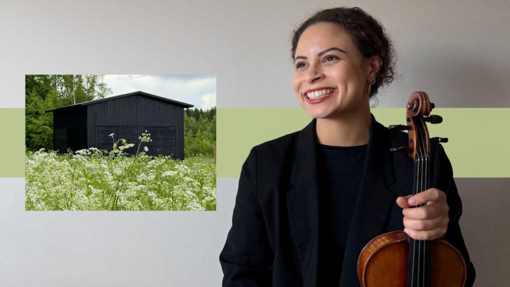 hymyilevä nainen viulu kädessään sekä kuva mustasta rakennuksesta keskellä niittyä